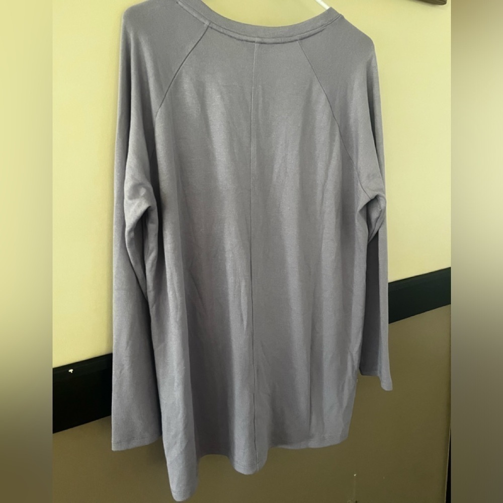 Banana Republic V neck top - Picture 2 of 3